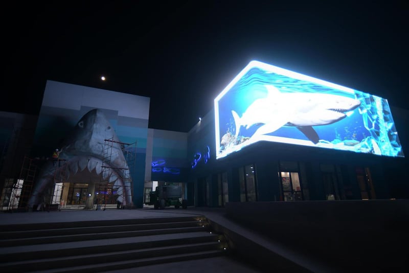 Instalan colosal pantalla interactiva en fachada del Aquarium de Veracruz