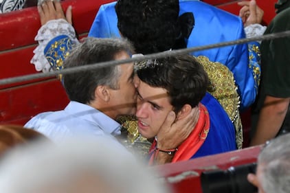 Una noche inolvidable se vivió en La Plaza México con la brillante actuación de los rejoneadores Guillermo Hermoso de Mendoza, Javier Funtanet y Jorge Hernández Gárate. Cada uno cortó una oreja gracias a su destreza y conexión con el público capitalino, que respondió con júbilo a cada pase. Los emocionantes "¡Olés!" resonaron con fuerza, dejando una huella imborrable en la memoria de los asistentes, quienes disfrutaron de un espectáculo lleno de arte y pasión taurina.