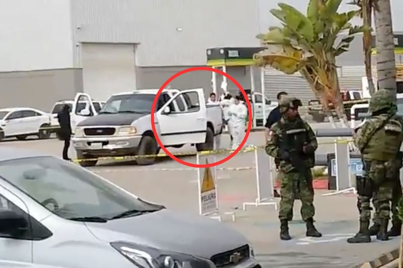 Encuentran camioneta con cadáveres en gasolinera de Tijuana.