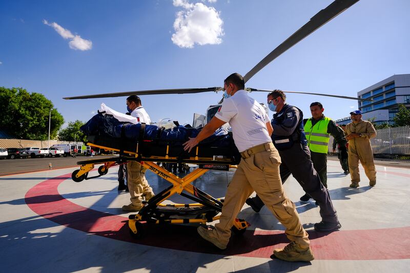 La aeronave fue recibida por paramédicos locales quienes internaron a los heridos en el Viejo Hospital Civil de Guadalajara.