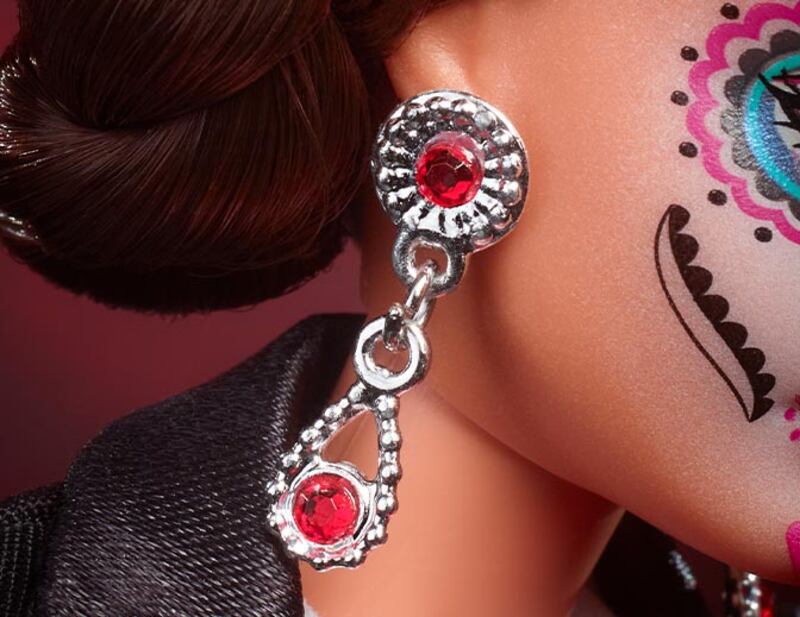 El diseñador mexicano hace un homenaje a sus raíces de la mano de Mattel, donde se convirtió en cocreador de la nueva
edición de Barbie Día de Muertos 2022.