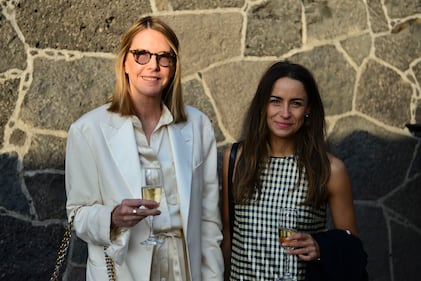 El Museo Anahuacalli de la Ciudad de México, con su arquitectura imponente y conexión con el arte, fue el escenario perfecto para la presentación de la colección Carolina Herrera Resort 2025, a cargo de su director creativo, Wes Gordon.

El desfile, considerado uno de los eventos de moda más relevantes del año en México, atrajo a celebridades, figuras del entretenimiento y la moda, quienes disfrutaron de una velada que fusionó el diseño contemporáneo con la esencia de la cultura mexicana.

La colección, llena de colores vibrantes, estampados florales y siluetas sofisticadas, celebró la femineidad moderna con un guiño a la tradición. El entorno único del Anahuacalli, concebido por Diego Rivera como un homenaje a las culturas prehispánicas, amplificó la narrativa artística de la marca, convirtiendo cada look en una obra de arte en movimiento.

Este evento reafirma la posición de México como epicentro de creatividad y un destino clave en el panorama de la moda global.