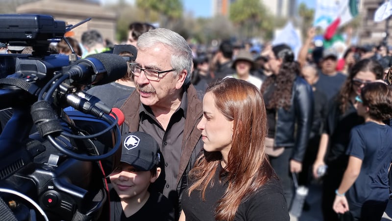 Benjamín Clariond y su hija Vivianne Clariond esperan el apoyo del Congreso de la Unión.