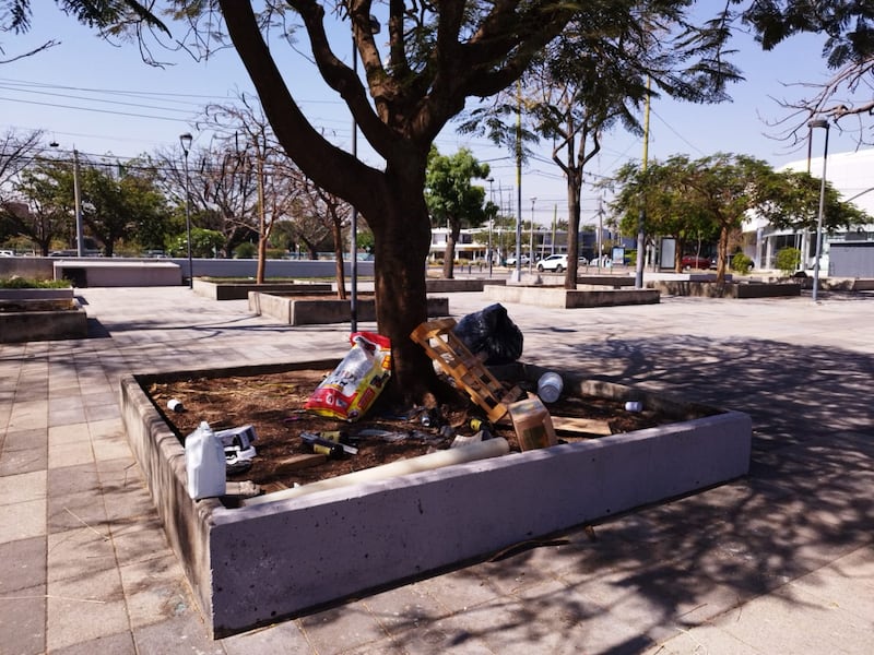 La basura también se acumula en las jardineras de la explanada Juárez. PUBLIMETRO MÉXICO/ MARIANA A. SÁNCHEZ