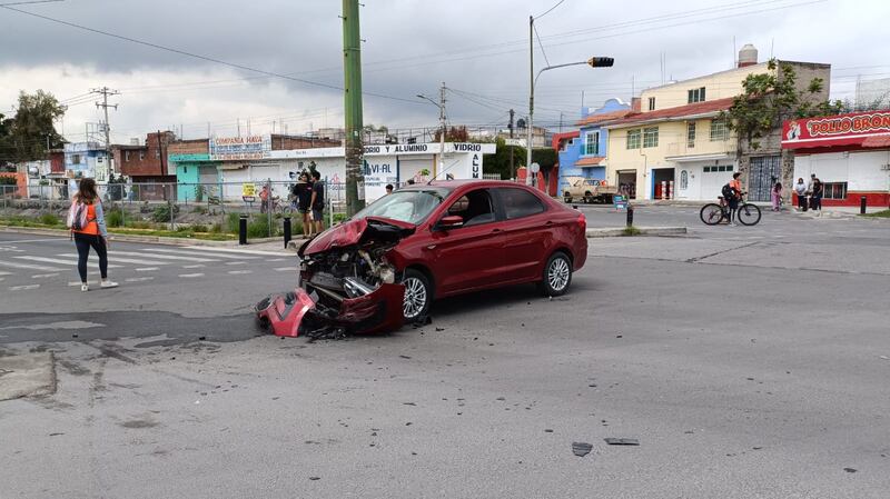 Se cree que uno de los automotores se pasó la luz roja del siga y ocurrió el choque.