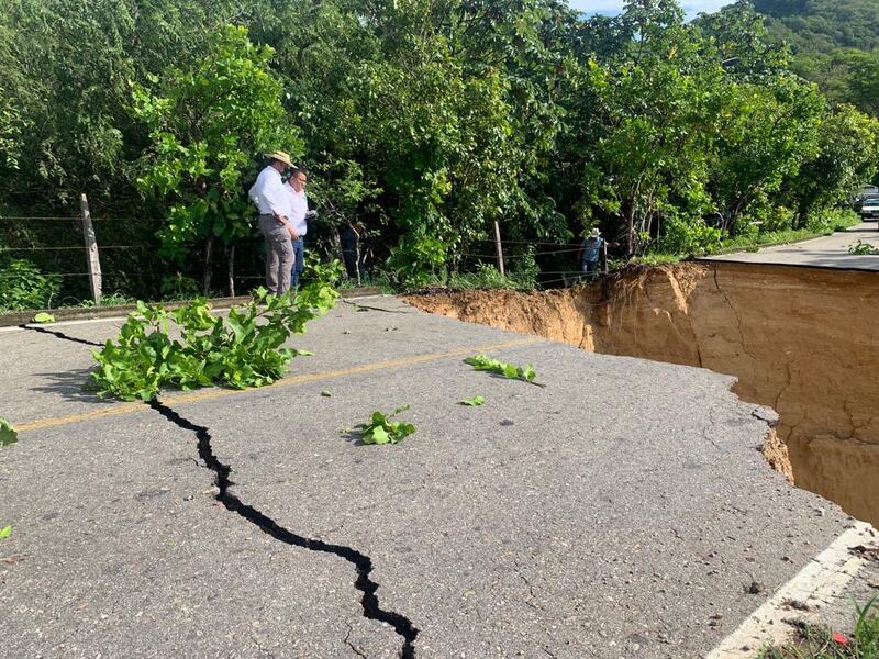 Guerrero: fuertes lluvias desgajan carretera entre Metlatonoc y Tlacoachistlahuaca