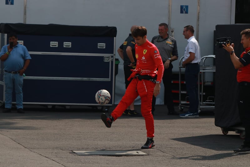 Día 2 GP de México: Charles Leclerc domina el balón.