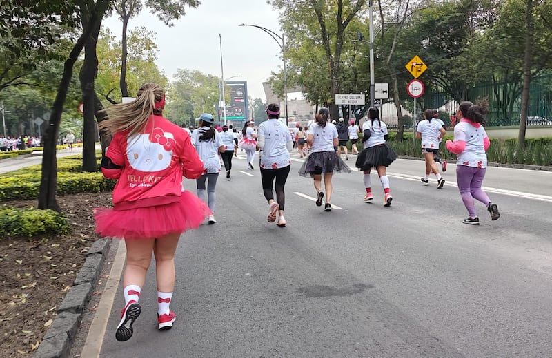 Hello Kitty tomó las calles de la CDMX en su 50 aniversario. Desde principiantes hasta corredores expertos