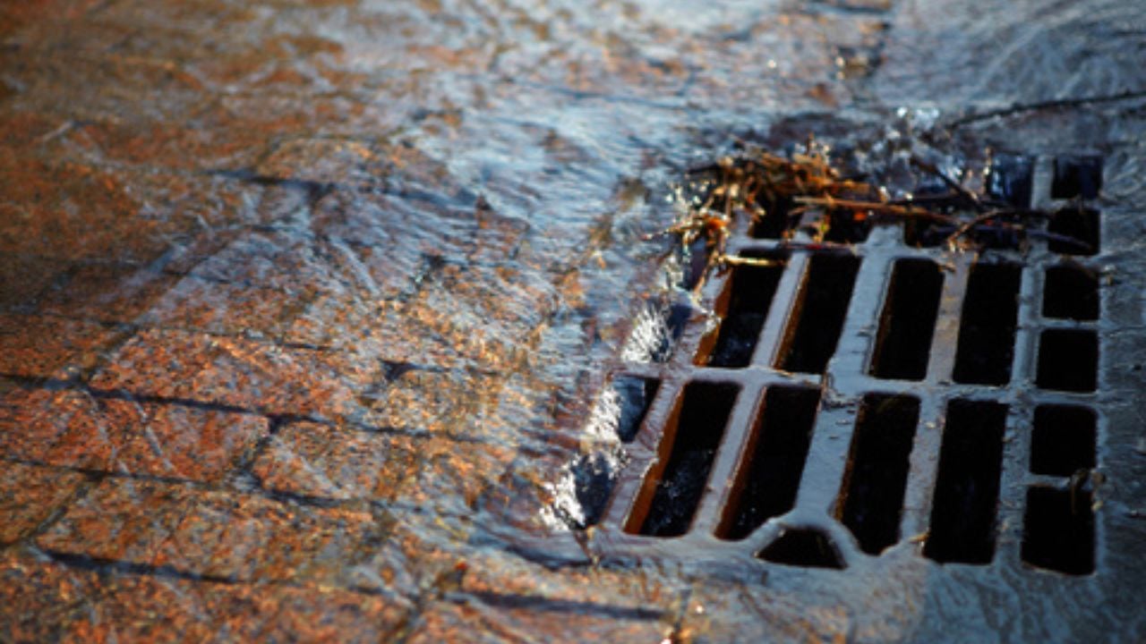 ¿Agua contaminada llegó al Edomex? Denuncian olor a combustible en drenaje de Nezahualcóyotl