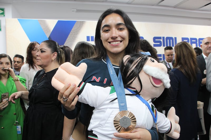 Dr. Simi entrega premios a medallistas