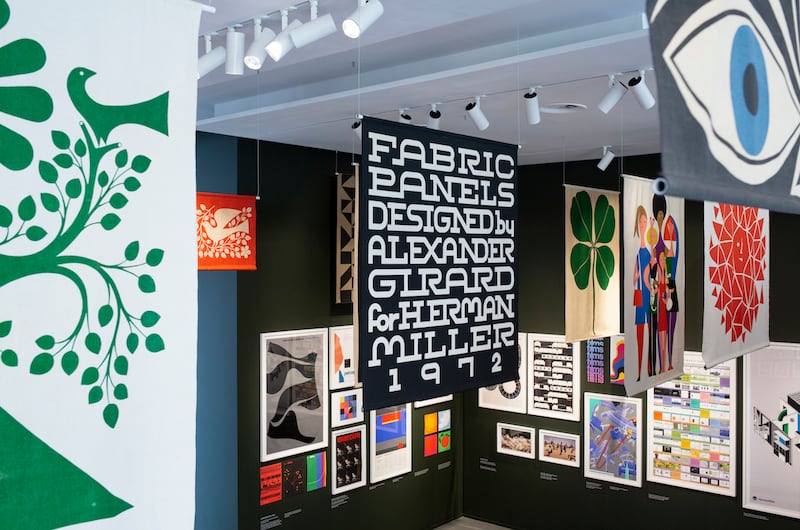 Herman Miller presenta una exposición especialmente comisariada y una reedición limitada de pósters que celebran su rica historia de diseño gráfico en su sala de exposiciones de Milán en el Brera Design District durante el Salone del Mobile.
