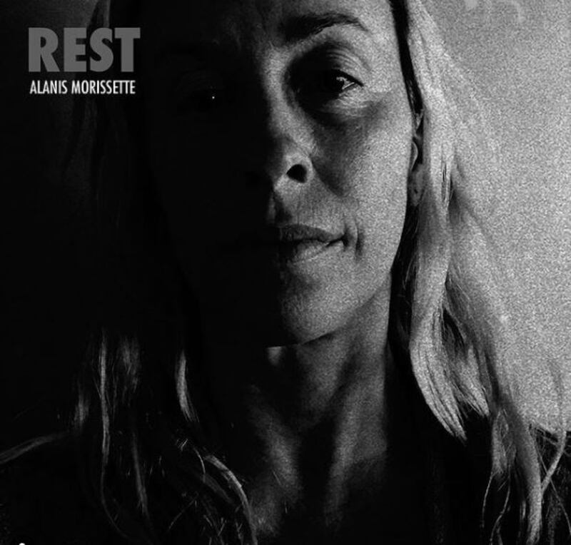 ‘Rest’ de Alanis Morissette canción tributo a Chester Bennington