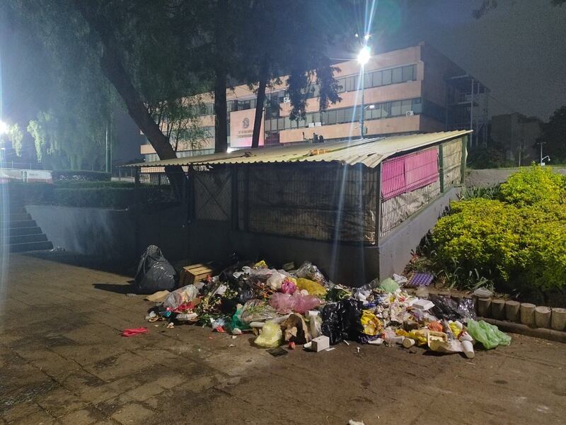 Vecinos de Azcapotzalco usan explanada como tiradero de basura