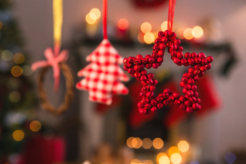 Para lograr una decoración navideña sorprendente, es necesario cuidar los pequeños detalles, como contar con un espacio limpio y reluciente