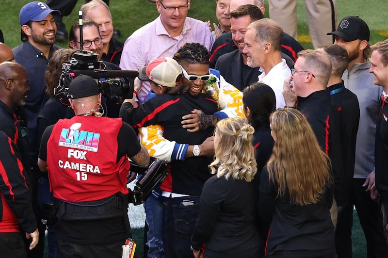 Damar Hamlin y el equipo médico que le salvó la vida fueron reconocidos en pleno juego