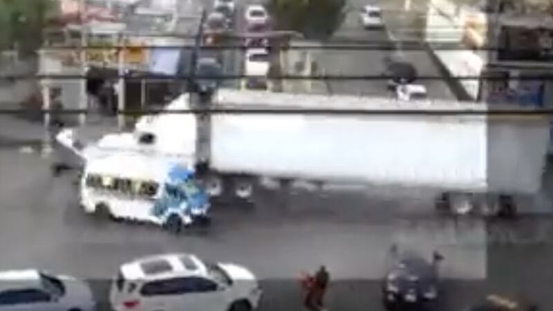 Coacalco Edomex choque entre una combi y un trailer