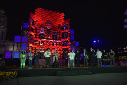 Ofrenda monumental de Día de Muertos embellece el zócalo de la CDMX