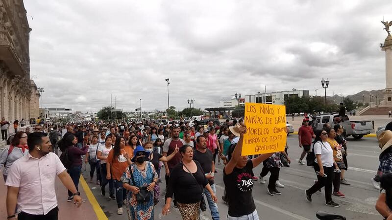 Padres de familia marchan en defensa de los nuevos libros de texto de la SEP (Facebook / El Pueblo)