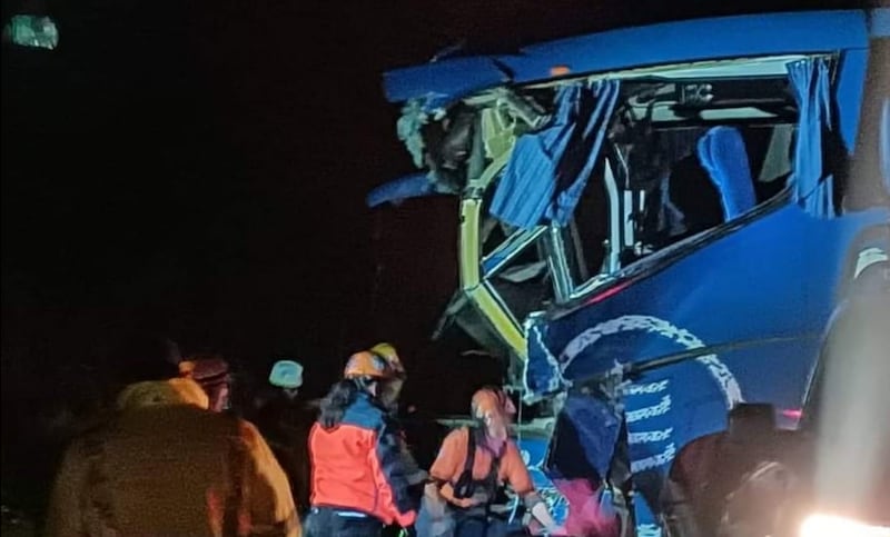 Choque entre autobús y tráiler en Veracruz.