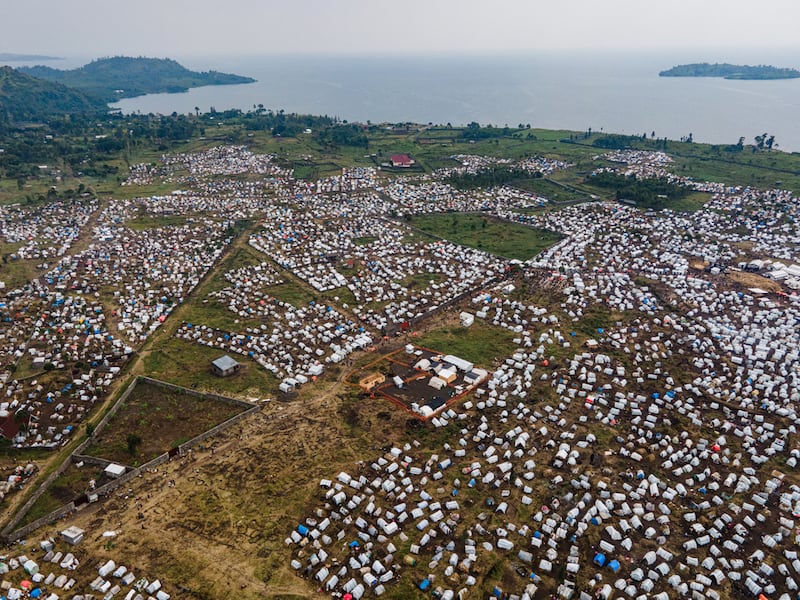 República Democrática del Congo, febrero de 2023: Vista aérea del campo de personas desplazadas en Bulengo, en Goma, provincia de Kivu Norte. Allí, MSF brinda atención médica gratuita y agua potable a personas provenientes de más de 7,000 hogares y que se refugian allí debido a los enfrentamientos armados.