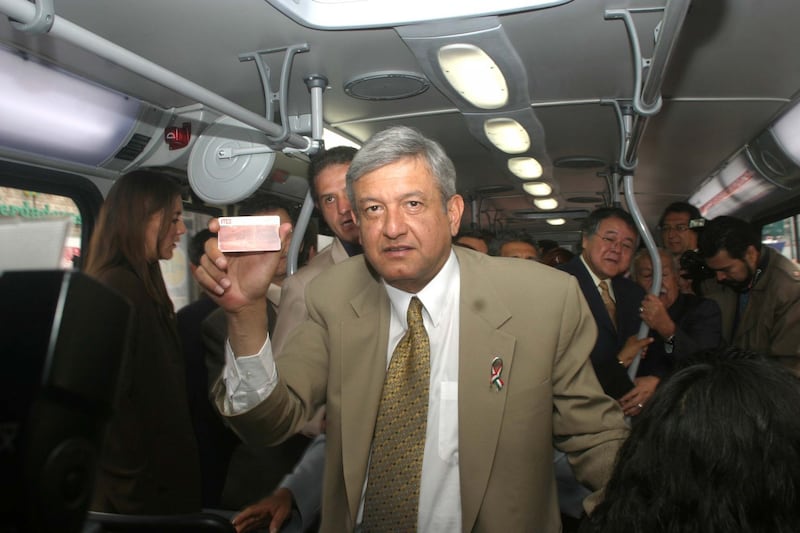 En marzo de 2005 el entonces jefe de Gobierno del Distrito Federal, Andrés Manuel López Obrador, mostró la primer tarjeta de pago del Metrobús.