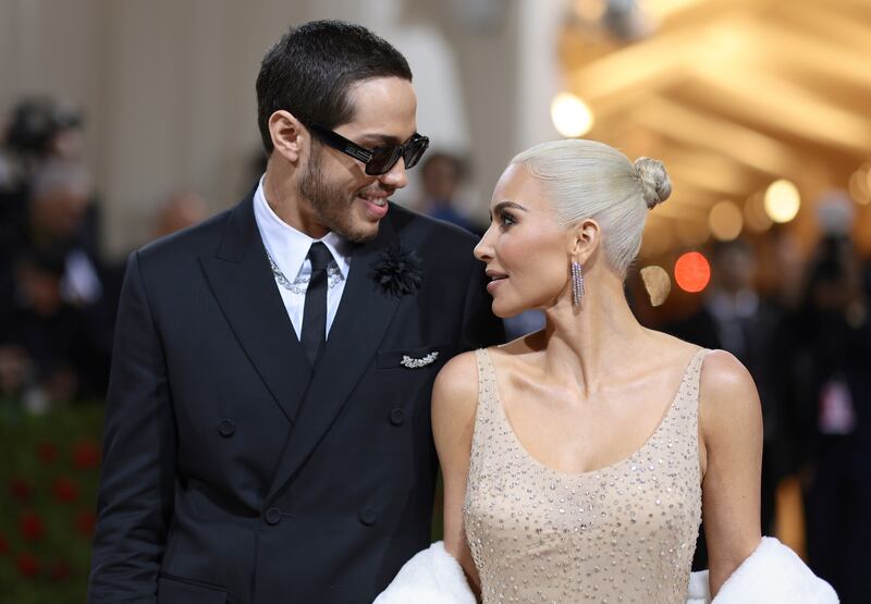 Pete Davidson y Kim Kardashian. / Foto: Dimitrios Kambouris/Getty Images.