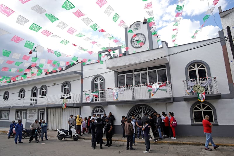 Elementos de protección civil y bomberos laboran para el retiro de escombros que dejó el colapso de un tanque de agua en el municipio de San Martín Texmelucan, Puebla y ocasionó la muerte de dos personas y heridos.