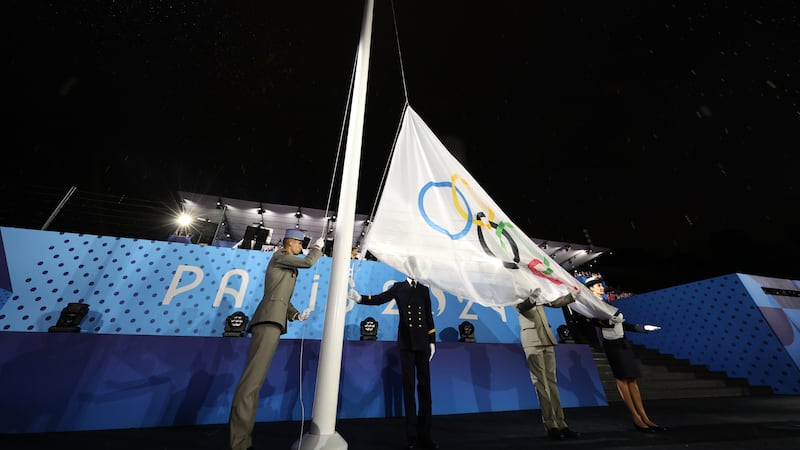 Bandera de los Juegos Olímpicos de París 2024 fue izada al revés durante la inauguración.