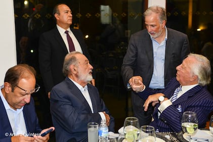 En un evento lleno de historia y reflexión, Carlos Slim, el hombre más rico de México, subió al estrado del auditorio del Centro Libanés para compartir una charla que cautivó a los presentes. Con nostalgia, Slim relató la travesía de su padre desde el Líbano y cómo, en palabras del magnate, "vino de luna de miel y nunca más se fue de México", echando raíces profundas en este país.