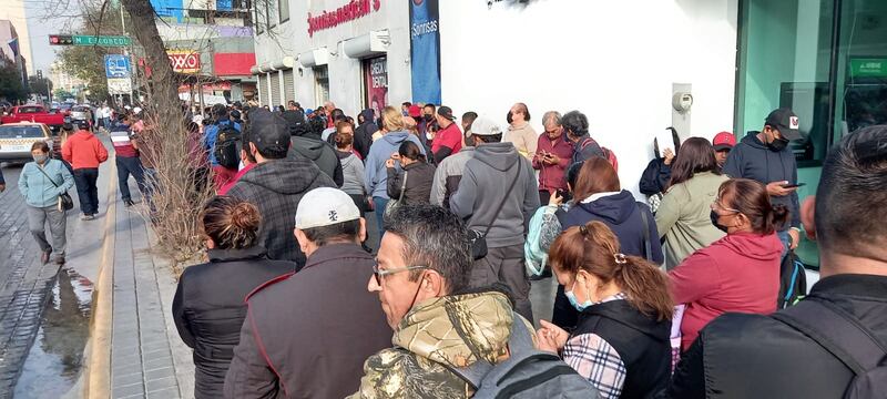 La fila daba la vuelta a la manzana y obstruía la entrada y salida del Metro estación Padre Mier.