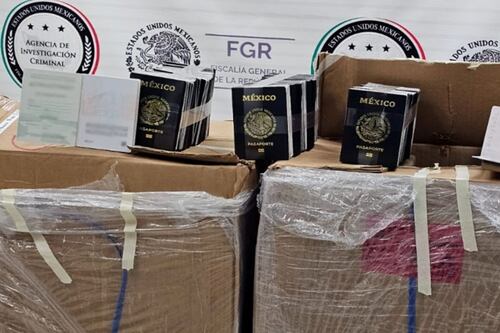 Recuperan en Tlaxcala más de mil pasaportes en blanco robados a la SRE; detienen a dos presuntos responsables