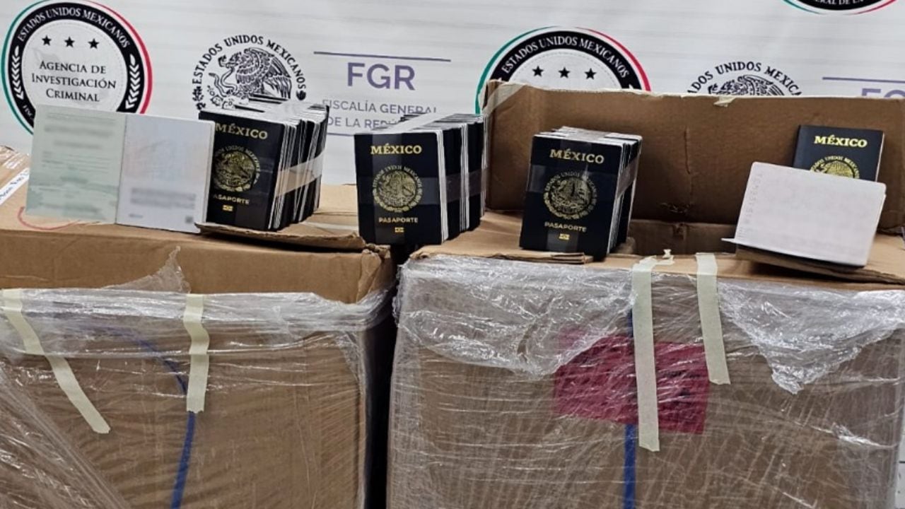 Recuperan en Tlaxcala más de mil pasaportes en blanco robados a la SRE; detienen a dos presuntos responsables