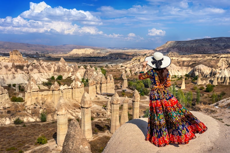 Desde templos milenarios hasta monasterios en acantilados, explora los tesoros culturales y naturales de esta nación, más allá de las clásicas propuestas