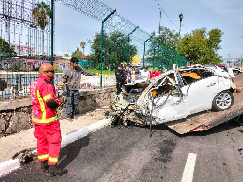 Las autoridades usaron dos grúas para sacar el vehículo compacto del canal.