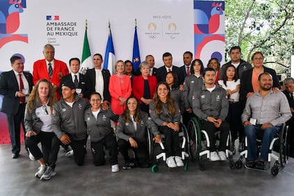 Con la cuenta regresiva en 15 días para el inicio de los Juegos Olímpicos París 2024, se celebró este jueves el Día Nacional de Francia en México. La ceremonia, que resaltó la amistad entre ambos países, contó con la presencia de Ana Gabriela Guevara Espinoza, directora de la CONADE. Este evento destaca la importancia del deporte como un puente entre culturas y refuerza la unión en el contexto olímpico, generando entusiasmo por la competencia que se avecina.