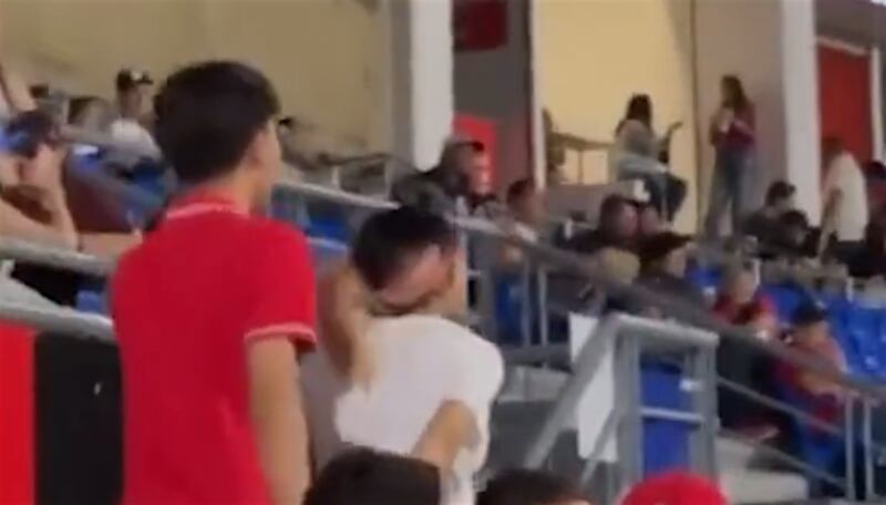 Una mujer es captada en pleno juego de beisbol del equipo Mariachis Guadalajara.