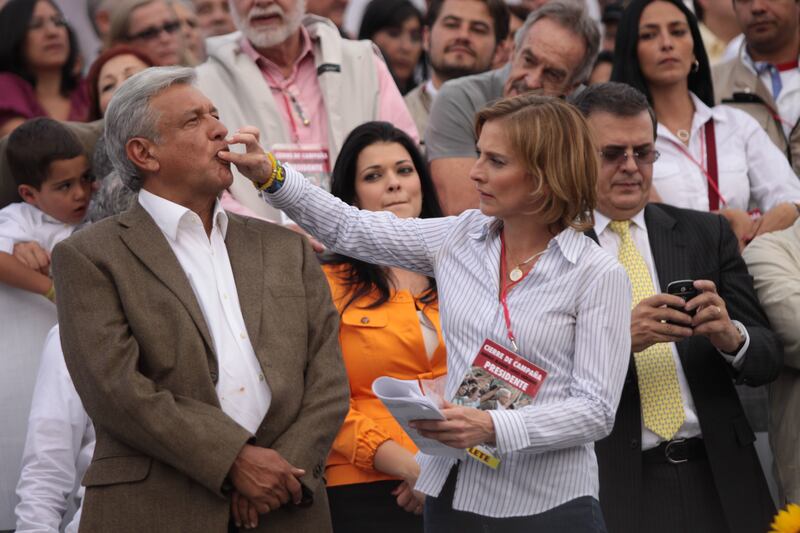 MÉXICO, D.F., 27JUNIO2012.- Miguel Ángel Mancera, candidato del PRD a jefe de gobierno del D.F.; Beatriz Gutiérrez Mueller, su hijo Jesus ernesto López Gutiérrez; y René Druker; y Rosalinda Bueso, durante el mítin de cierre de campaña de Andrés Manuel López Obrador, candidato del Movimiento Progresista a la presidencia de la república.
FOTO: IVÁN STEPHENS /CUARTOSCURO.COM