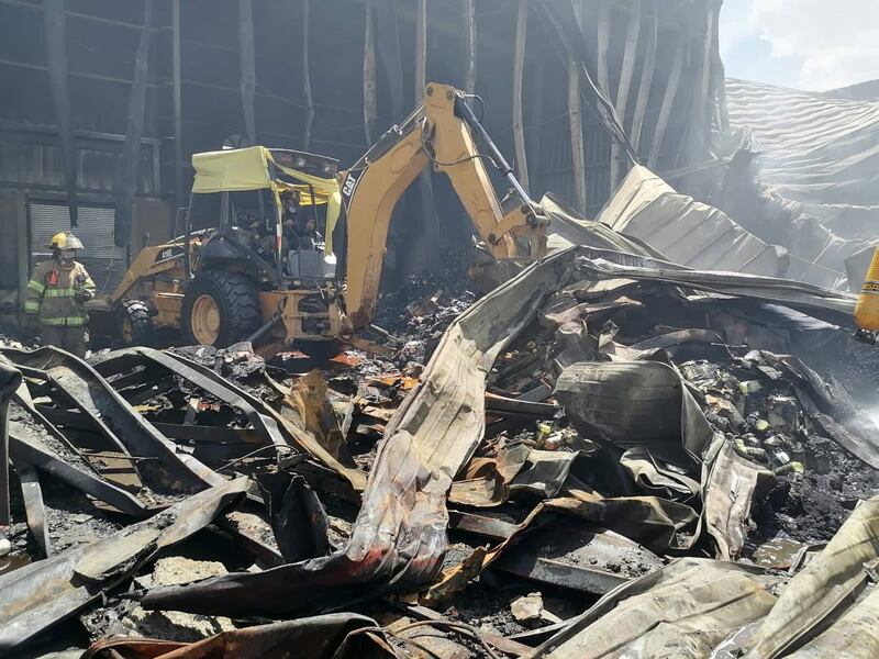 El incendio duró más de 10 horas y se quemaron toneladas de productos químicos.