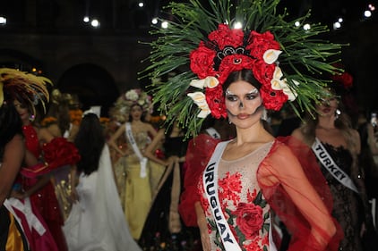 Candidatas de todas partes del mundo se unieron a la celebración de Día de Muertos como parte de las primeras actividades de la edición número 73 del certamen de Miss Universo, en donde desfilaron las reinas de belleza durante la 'Gala de Catrinas’ con el objetivo de recaudar fundos para poblaciones vulnerables.