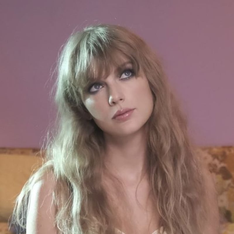 Recrie a maquiagem de  Lavender Haze, da Taylor Swift.