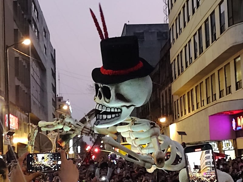 La calavera gigante con su habano no podía faltar, haciendo referencia al 'catrín' término usado para referirse a los hombres de alta sociedad.