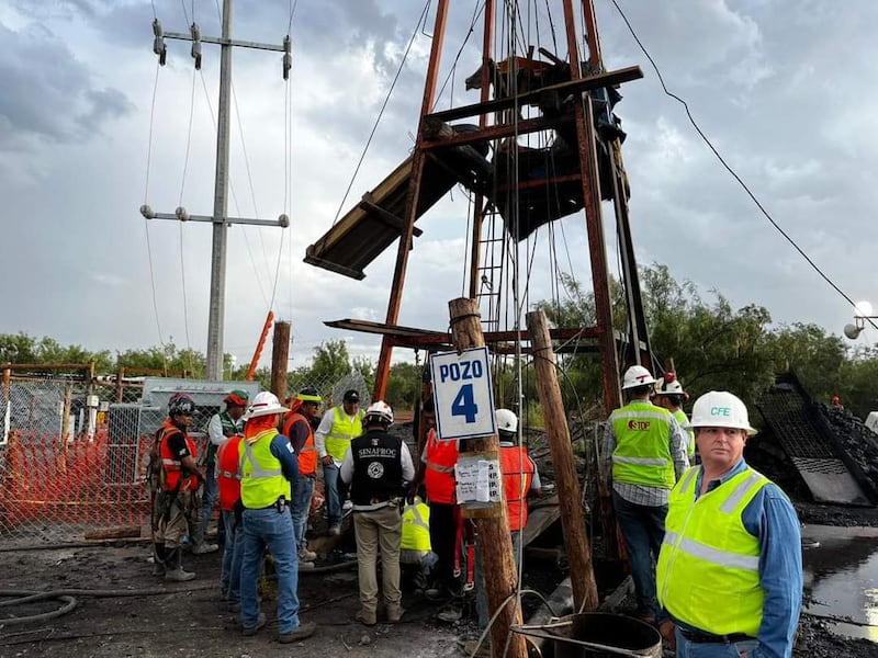 Inician trabajos para rescatar a mineros atrapados en El Pinabete