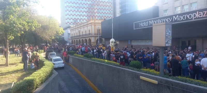 El desfile reunió a miles de regiomontanos en las calles del centro.