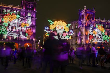 Ofrenda monumental de Día de Muertos embellece el zócalo de la CDMX