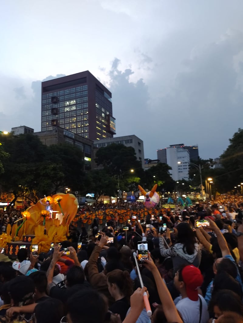 Los tonos naranja no pueden faltar para celebrar a los difuntos.