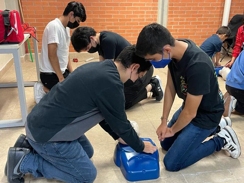 Capacitan a niñas y niños en primeros auxilios.