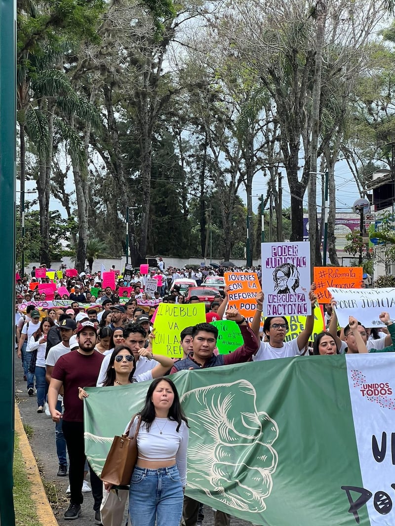 Jóvenes toman las calles a favor de la reforma judicial