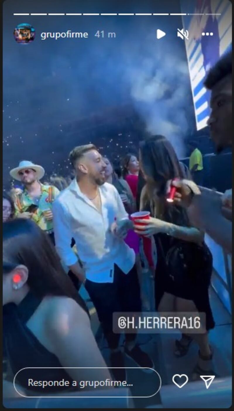 Héctor Herrera disfruta de un concierto en vivo en Houston