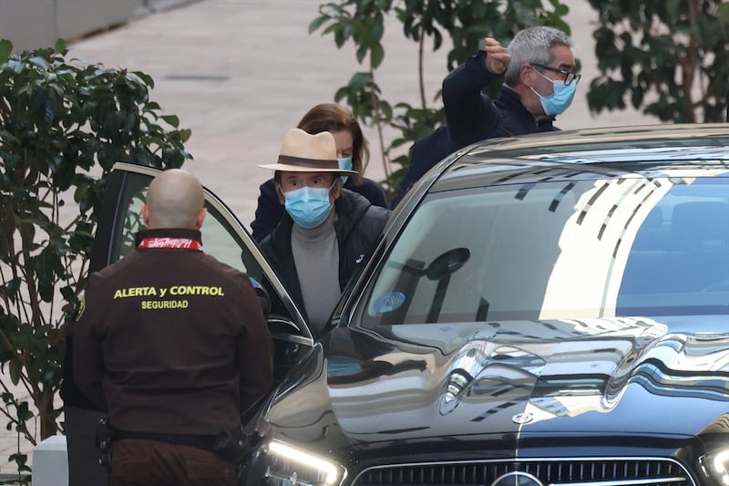 Captan a Raphael al salir del hospital tras haber sido diagnosticado con linfoma cerebral