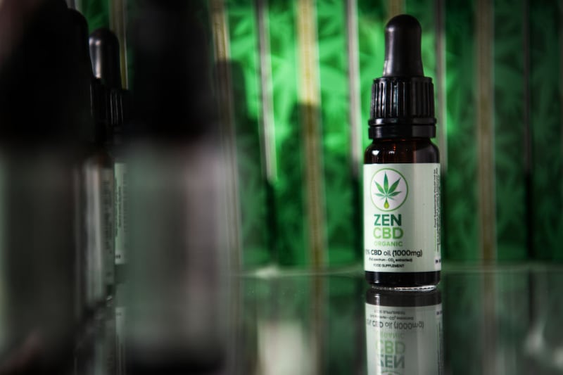 LONDRES, INGLATERRA - 17 DE FEBRERO: Una botella de aceite de CBD de 1000 mg se ve en una vitrina en una sucursal de la cadena de salud Planet Organic el 17 de febrero de 2020 en Londres, Inglaterra. La Agencia de Normas Alimentarias del país fijó el 31 de marzo de 2021 como fecha límite para que los fabricantes de productos de CBD presenten solicitudes de autorización de alimentos. La FSA también aconsejó a las personas embarazadas, amamantando o tomando algún medicamento que no consuman productos de CBD. (Foto de Leon Neal/Getty Images)